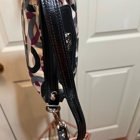 Madison Graphic Op-Art Chainlink Mini Baguette Purse (F0968-43315) - Picture 9 of 12